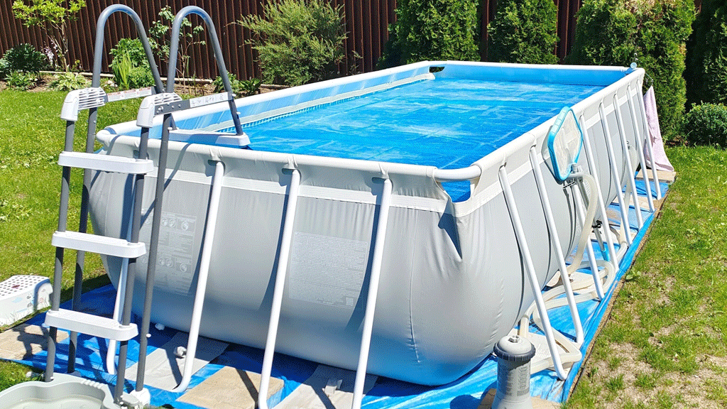Vue aérienne comparative de piscines tubulaires rondes et rectangulaires dans jardins français