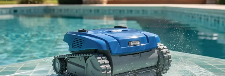 Robot de piscine électrique nettoyant le fond d'un bassin familial