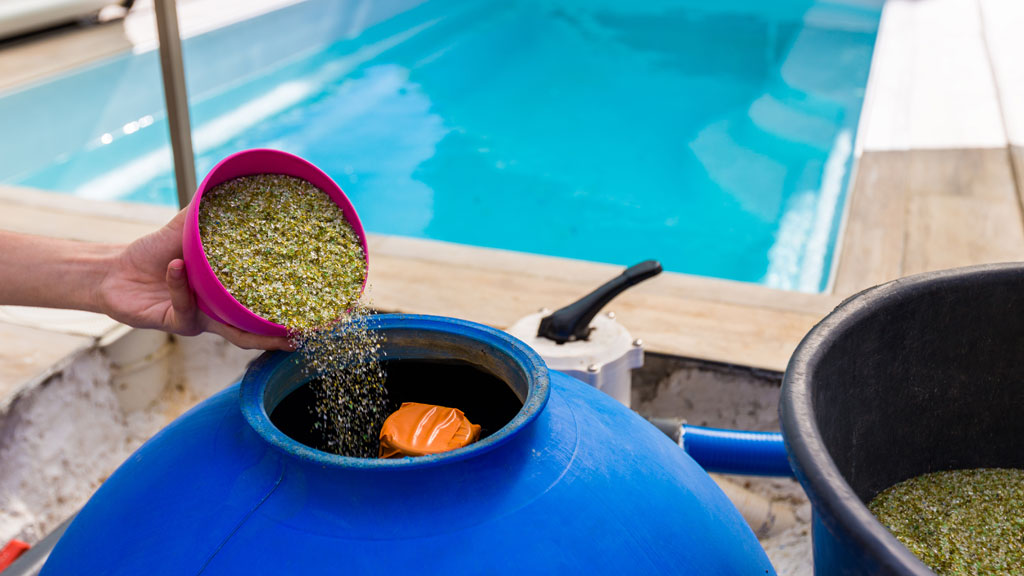 Gros plan sur du verre filtrant AFM dans une cuve de filtre piscine ouverte